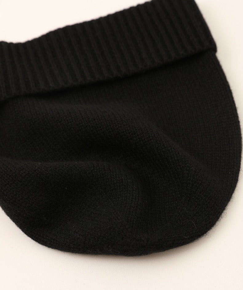 Cashmere Duo|Luxurious Cashmere-Premium Material: Made entirely of high-quality cashmere, this set provides exceptional softness and warmth, ensuring a cozy experience even in the coldest weather.
Artisan Craftsmanship: The knitted design showcases superior craftsmanship, promising durability and a timeless aesthetic.
Versatile Color Options: Available in three sophisticated colors—Ash Grey, Midnight Blue, and Onyx Black—this set complements any outfit with its understated elegance.
