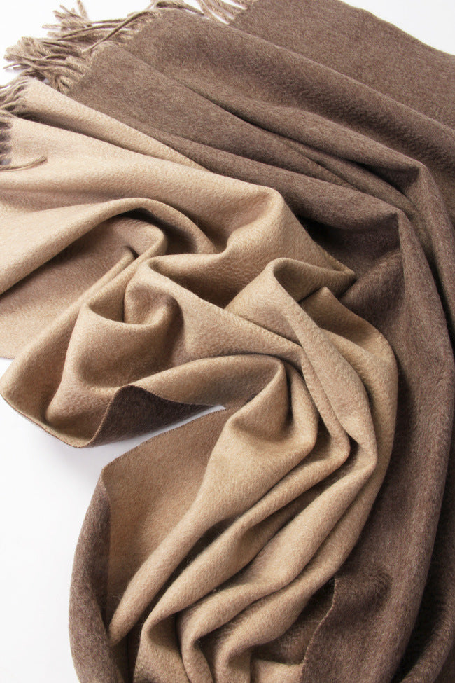 Cocoa-Beige Colour-Masterful Double-Sided Hue Innovation
Discover the allure of our authentic double-sided color design, a true testament to innovative craftsmanship. Unlike conventional shawls, our piece retains distinct hues—for example, a vibrant red on one side and a deep, rich wine red on the other. This remarkable feature is achieved through a meticulous weaving process that employs 20-count single yarn pure cashmere.