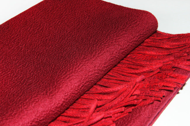 Opulent Cashmere Shawl|Double-Sided Hue|An Embrace of Elegance|100% Cashmere-Sophisticated Plain Weave Craftsmanship
Expertly constructed using the plain weave technique, this shawl offers a flawless and resilient structure. Its smooth finish and refined aesthetic make it an essential addition to any luxury wardrobe.