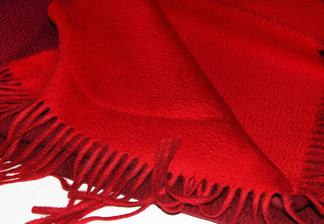 Maroon-Red Double Side colour Shawl-100% cashmere-Unrivaled Cashmere Excellence
Indulge in the supreme luxury of our cashmere shawl, a masterpiece crafted from the finest 100% pure cashmere sourced from the serene plains of Inner Mongolia, China. This exquisite creation is the epitome of warmth and sophistication, designed for those who appreciate life's finer pleasures.