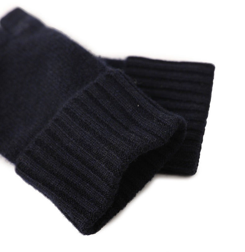 Cashmere Beanie and Gloves Set|Artisan Craftsmanship-Premium Material: Made entirely of high-quality cashmere, this set provides exceptional softness and warmth, ensuring a cozy experience even in the coldest weather.

Artisan Craftsmanship: The knitted design showcases superior craftsmanship, promising durability and a timeless aesthetic.

